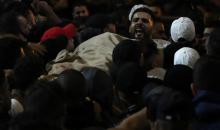 فلسطينيون يحملون الشهداء على أكتافهم خارج المستشفى في مدينة نابلس 3.jpg