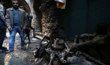 فلسطينيون يتفقدون آثار الدمار الذي لحق بمنزل قصفته قوات الاحتلال في حارة الياسمينة بالبلدة القديمة لمدينة نابلس 6.jpg