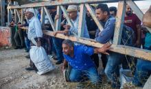 المزارعون الفلسطينيون ينتظرون فتح الحواجز العسكرية من قبل جيش الاحتلال للتوجه إلى أراضيهم وقطف الزيتون في قرية سالم شرق مدينة نابلس.jpg
