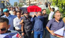 فلسطينيون يشاركون في تشييع جثمان فاطمة البرناوي في مدينة غزة 2.jpg