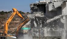 جرافات الاحتلال تهدم مبنى فلسطيني من ثلاثة طوابق في مدينة الخليل 77.jpg