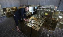 عمال فلسطينيون يجهزون صفائح زيت الزيتون لتصديرها لدول الخليج في مدينة خان يونس جنوب قطاع غزة 11.jpg