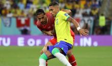 رافينيا في قتال مع ريكاردو رودريغيز (رويترز).jpg