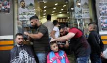 عشرات الحلاقين الفلسطينيين وعائلة وأصدقاء الشهيد حمدي شرف الذي استشهد باقتحام مدينة نابلس قبل أيام يعيدون افتتاح صالون الحلاقة الخاص به 65.jpg