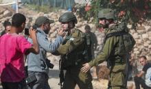 جرافات الاحتلال تهدم مبنى فلسطيني من ثلاثة طوابق في مدينة الخليل.jpg