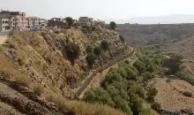 منظر عام يُظهر جزءًا من السياج الحدودي المحيط بقرية الغجر ، الواقعة على الحدود بين لبنان وإسرائيل وسوريا ، في 7 سبتمبر / أيلول 2022.AFP