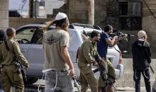 مستوطنون يعربدون في بلدة حوارة جنوب نابلس بحماية من قوات الاحتلال الإسرائيلي (تصوير -  أ ف ب).jpg