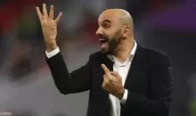 وليد الركراكي يعطي تعليماته للاعبين خلال مباراة إسبانيا.webp
