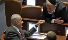 بنيامين نتانياهو يتحدث مع عضو البرلمان أرييه درعي من حزب شاس الديني المتشدد في 13 كانون الأول/ديسمبر 2022 afp