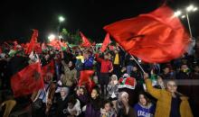مواطنون يحتفلون ويتابعون فوز المنتخب المغربي على منتخب البرتغال في دور ربع النهائي من بطولة كأس العالم في قطر خلال عرض المباراة في مدينة نابلس .. تصوير - أيمن نوباني 43.jpg
