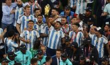 لاعبو منتخب الأرجنتين يحتفلون بالفوز ببطولة كأس العالم أمام فرنسا في قطر يوم الأحد. تصوير: بول تشيلدز - رويترز