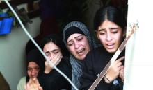جنين - ذوو الشهداء صدقي زكارنة ، طارق الدمج ,عطا الشلبي،خلال إلقائهم نظرة الوداع الأخيرة قبل تشييع جثامينهم - تصوير - عدي دعيبس 76(1).jpg
