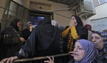دموع في وداع الشهيد نعيم الزبيدي (تصوير - أ ف ب).jpg