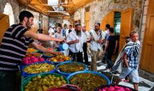 مستوطنون في الخليل (أرشيفية - Getty Images).jpg