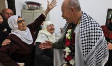 كريم يونس يرتدي الكوفية الفلسطينية .. تصوير (الفرنسية) 11.jpg