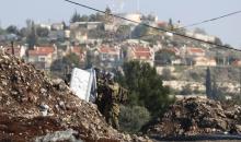 جنود الاحتلال يطلقون قنابل الغاز باتجاه فلسطينيين عند مستوطنة قرب قلقيليا أول من أمس (Getty Images).jpg