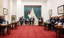 الرئيس محمود عباس، أثناء لقاء مدير المخابرات المصري عباس كامل و مدير المخابرات الاردني احمد حاتوقاي.jpg