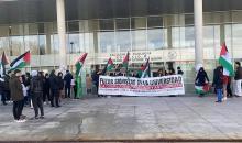 صورة للمحتجين خارج الجامعة.jpg