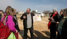 المدافع الإسرائيلي عن حقوق الإنسان يهودا شاؤول أثناء زيارة لأعضاء في البرلمان الأوروبي إلى قرية سوسيا جنوب شرق الخليل  حازم بادر ( ا ف ب ارشيف).webp