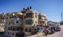 صلاة الجمعة أمام بناية مهددة بالهدم في سلوان 1.jfif