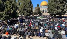 عشرات الآلاف يؤدون صلاة الجمعة في المسجد الأقصى المبارك 4.jpg