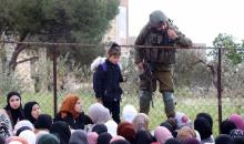 مواطنون يعبرون حاجز بيت لحم الشمالي باتجاه القدس لأداء صلاة الجمعة الثانية من شهر رمضان المبارك.jpg