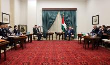 الرئيس لدى استقباله المبعوث الصيني الخاص لعملية السلام في الشرق الأوسط.jpg