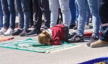 مواطنون يؤدون صلاة الجمعة من خيمة حي البستان في بلدة سلون تضامنا مع الاهالي المهددة بيوتهم بالهدم.jpg