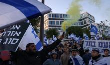 إسرائيليون يتظاهرون بعد أن قام رئيس الوزراء الإسرائيلي بنيامين نتنياهو بإقالة وزير الجيش يوآف غالانت .27 مارس 2023. (رويترز)