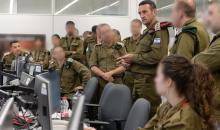 رئيس الأركان الإسرائيلي الجنرال هرتسي هاليفي في قاعدة استخبارية في الجنوب.jpg