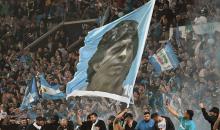 جماهير نابولي ترفع صورة نجمها الأرجنتيني الراحل دييغو مارادونا خلال احتفالها بحسم لقب الدوري الإيطالي للمرة الثالثة في التاريخ (تصوير - أ ف ب).jpg