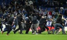 سارع رجال الأمن إلى حماية لاعبي برشلونة من جماهير إسبانيول (ديفيد راموس-Getty).jpg