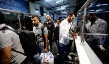 وصول المواطنين إلى معبر الكرامة في أريحا- (تصوير - سليمان أبو سرور - وفا) 2.jpg