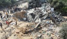 مواطنون يتفقدون آثار الدمار الذي خلفته غارة جوية على بيت لاهيا شمال غزة.jpeg