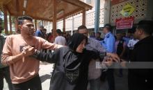 مواطنون ينقلون الجرحى خلال القصف الاسرائيلي على مدينة خان يونس جنوب قطاع غزة.jpg