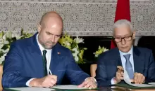 رئيس البرلمان المغربي رشيد الطالبي العلمي (يمين) ورئيس الكنيست الإسرائيلي أمير أوحانا يوقعان الوثائق في الرباط، 8 يونيو 2023.   -    AFP.webp