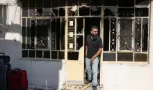 فلسطيني يستعد للخروج من منزله المحترق في قرية ترمسعيا والتي شهدت هجوم مستوطنين أحمد غرابلي -  ا ف ب.webp