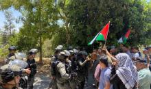 قوات الاحتلال تقمع مسيرة رافضة للاستيطان في قرية أم صفا شمال غرب رام الله 2.jpg