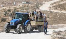 الجرار الزراعي وسيلة النقل الوحيدة المتاحة لسكان مسافر يطا بعد منعهم من قبل الاحتلال استخدام المركبات.jpg