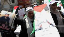 مواطنون يرفعون نعوش خلال جنازة رمزية وسط مدينة نابلس في اليوم الوطني لاسترداد جثامين الشهداء المحتجزة في ثلاجات ومقابر الارقام الاسرائيلية 8.jpg