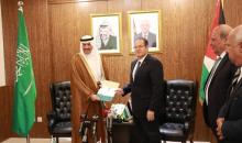 الخالدي يتسلم نسخة من أوراق اعتماد نايف السديري سفيرا مفوضا وفوق العادة للسعودية غير مقيم لدى فلسطين وقنصلا عاما للمملكة في القدس.jpg