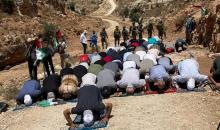 مواطنون يؤدون صلاة الجمعة فوق الأراضي المهددة بالاستيلاء غرب سلفيت.jpg