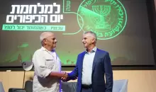 رئيس الموساد ديفيد بارنيا مع البروفيسور داني زمير، نجل رئيس الموساد السابق تسفي زامير.webp