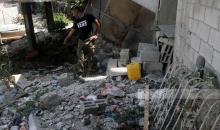 مواطنون يتفقدون منزلهم عقب اقتحامه من قبل الجيش الاسرائيلي في مخيم جنين بالضفة الغربية.jpg