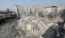 الدمار الذي خلفه الطيران الحربي الإسرائيلي على برج وطن السكني في مدينة غزة