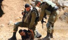 جنود الاحتلال الإسرائيلي يعتدون على مواطن في بلدة دورا جنوب الخليل (تصوير- مشهور وحواح-وفا).jfif