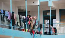مواطنون يلجأون إلى مدارس وكالة الأونروا في مدينة غزة هربا من القصف الاسرائيلي على المباني السكنية