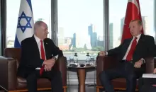 رئيس الوزراء الإسرائيلي بنيامين نتنياهو يتحدث مع نظيره التركي رجب طيب أردوغان خلال جلسة الجمعية العامة للأمم المتحدة في نيويورك، الولايات المتحدة