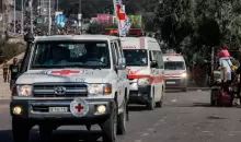 سيارة للصليب الأحمر أثناء مرافقتها لسيارات إسعاف فلسطينية تنقل جرحى من غزة باتجاه مصر (الفرنسية).webp