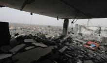 منظر للدمار الذي لحق بالمباني والشوارع مع استمرار أعمال إزالة الأنقاض والتنظيف بعد انسحاب إسرائيل من خان يونس بغزة في 26 أبريل 2024. تصوير: عمر اشتياوي